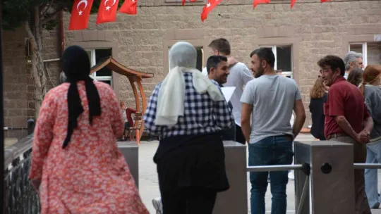 Öğrenciler içeride, veliler dışarıda sınav heyecanı yaşadı