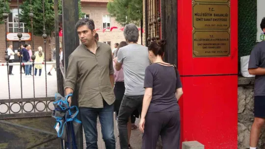 Öğrenciler içeride, veliler dışarıda sınav heyecanı yaşadı