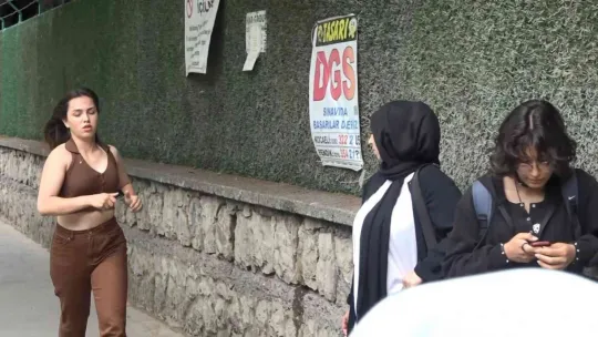 Öğrenciler içeride, veliler dışarıda sınav heyecanı yaşadı