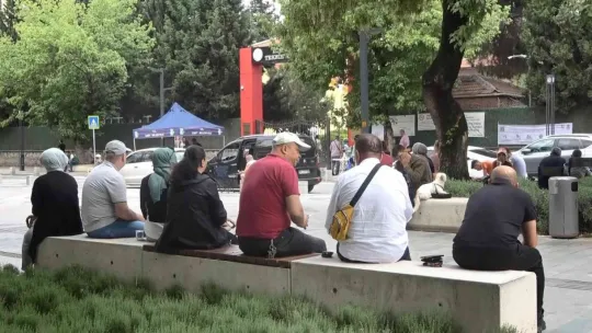 Öğrenciler içeride, veliler dışarıda sınav heyecanı yaşadı