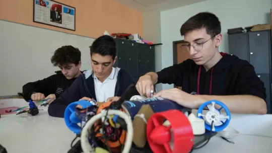 Öğrencilerin su altı robotu birinci oldu: Askeri ve tehlikeli görevlere de uygun