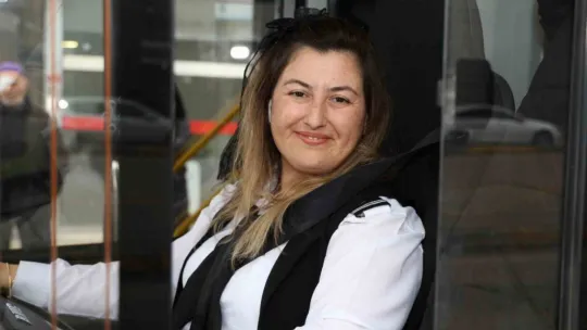 Öğretmenliği bıraktı, otobüs direksiyonuna geçti