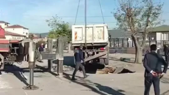 Okul bahçesinde zemin çöktü!