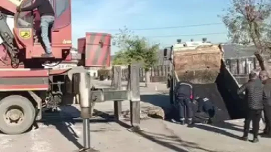 Okul bahçesinde zemin çöktü!