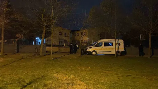 Okul bahçesinde bıçaklı saldırı