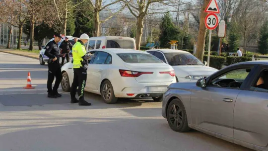 Okul çevresinde yapılan denetimlerde uyuşturucu ele geçirildi