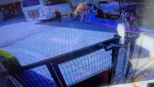 Okula gidecekleri servisin altında kaldılar
