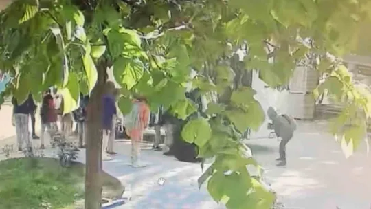 Okula gidecekleri servisin altında kaldılar