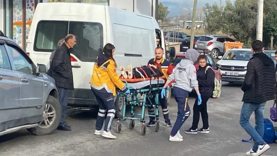 Okula giden lise öğrencisine otomobil çarptı