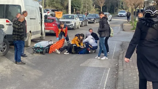 Okula giden lise öğrencisine otomobil çarptı