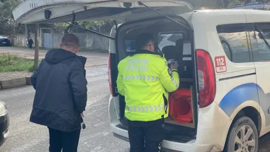 Okula giden lise öğrencisine otomobil çarptı