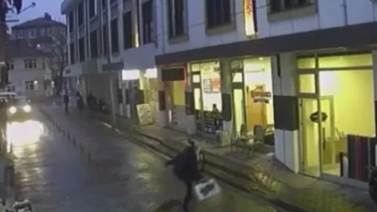 Sakarya'da sokak köpekleri çocuğa böyle saldırdı