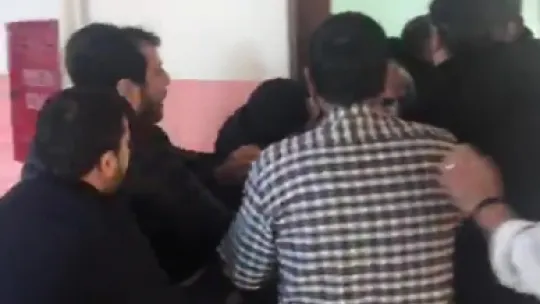 Okulu basan veliler öğretmenleri darp etti