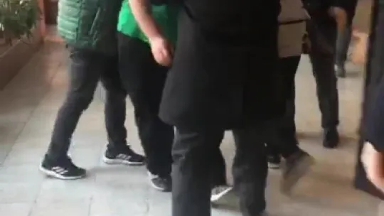 Okulu basan veliler öğretmenleri darp etti