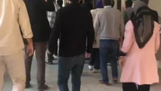 Okulu basan veliler öğretmenleri darp etti