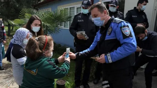 Olay ihbarına giden polislere özel öğrencilerden sürpriz
