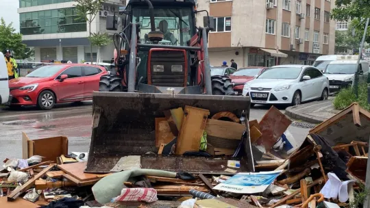 Ölen babalarının eşyalarını balkondan attılar