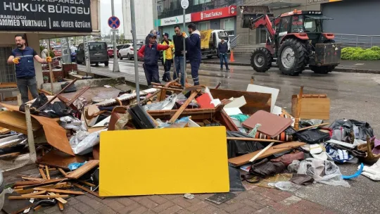 Ölen babalarının eşyalarını balkondan attılar