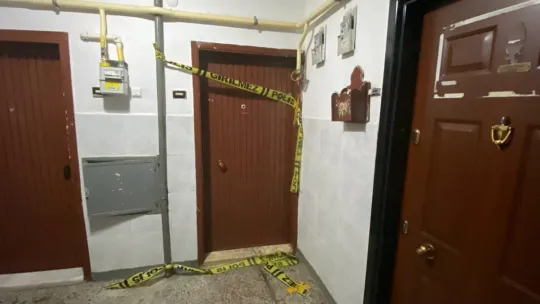 Ölen babalarının eşyalarını balkondan attılar