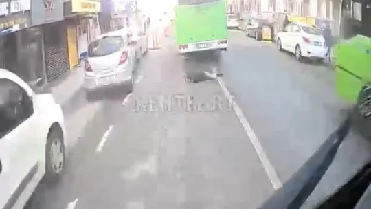 Otobüsün minik Ömer'e çarptığı anlar kameraya yansıdı
