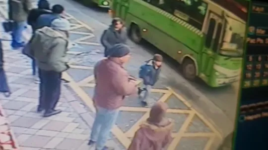 Otobüsün minik Ömer'e çarptığı anlar kameraya yansıdı