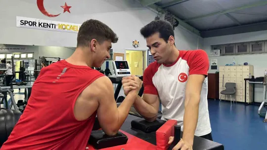 Ömer Kozakoğlu, 11 kez bilek güreşi şampiyonu olan rakibini eledi