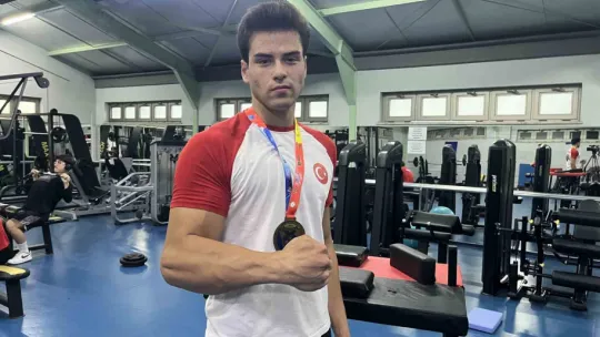 Ömer Kozakoğlu, 11 kez bilek güreşi şampiyonu olan rakibini eledi