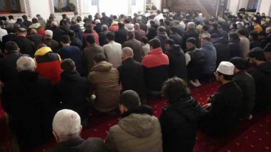 Mübarek Ramazan kılınan teravih namazıyla başladı