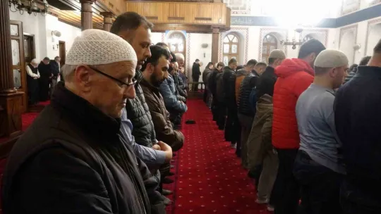 Mübarek Ramazan kılınan teravih namazıyla başladı