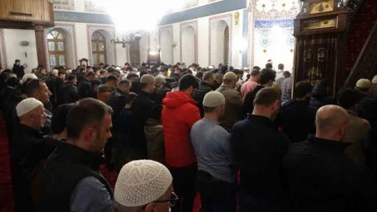 Mübarek Ramazan kılınan teravih namazıyla başladı