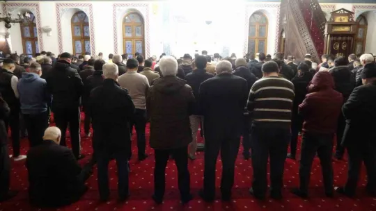 Mübarek Ramazan kılınan teravih namazıyla başladı