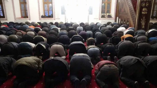 Mübarek Ramazan kılınan teravih namazıyla başladı
