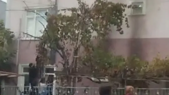 Kocaeli'de korku dolu anlar! Önce bıçak çekti, sonra binayı yaktı, işçiler mahsur kaldı