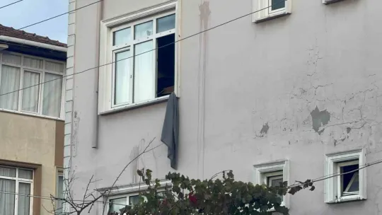 Kocaeli'de korku dolu anlar! Önce bıçak çekti, sonra binayı yaktı, işçiler mahsur kaldı