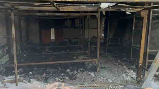 Kocaeli'de korku dolu anlar! Önce bıçak çekti, sonra binayı yaktı, işçiler mahsur kaldı