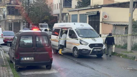 Kocaeli'de korku dolu anlar! Önce bıçak çekti, sonra binayı yaktı, işçiler mahsur kaldı