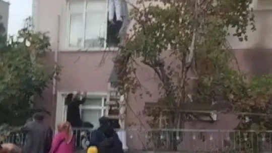 Kocaeli'de korku dolu anlar! Önce bıçak çekti, sonra binayı yaktı, işçiler mahsur kaldı