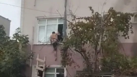 Kocaeli'de korku dolu anlar! Önce bıçak çekti, sonra binayı yaktı, işçiler mahsur kaldı