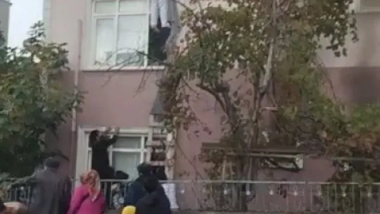 Kocaeli'de korku dolu anlar! Önce bıçak çekti, sonra binayı yaktı, işçiler mahsur kaldı