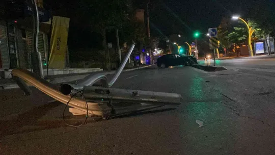 Önce direğe sonra refüje çarptı!
