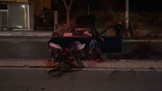 Önce direğe sonra refüje çarptı!