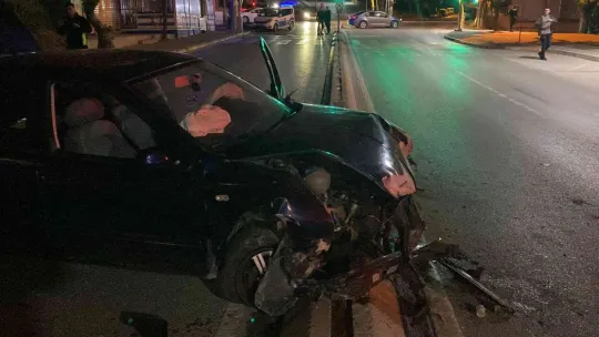 Önce direğe sonra refüje çarptı!