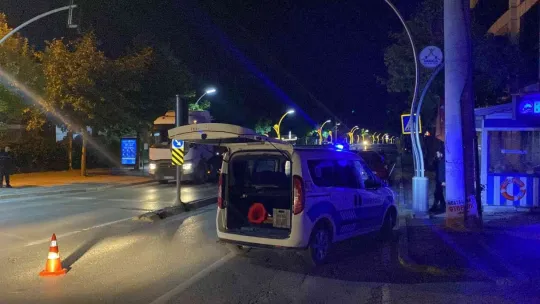 Önce direğe sonra refüje çarptı!