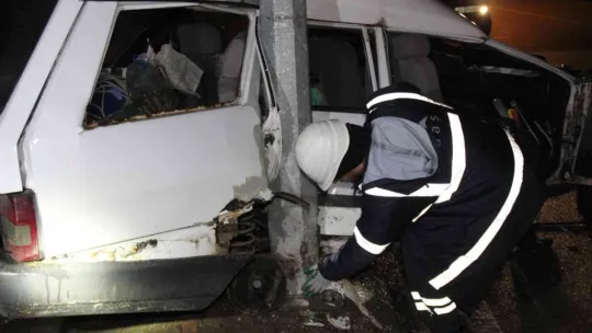 Önce duvara ardından aydınlatma direğine çarptı