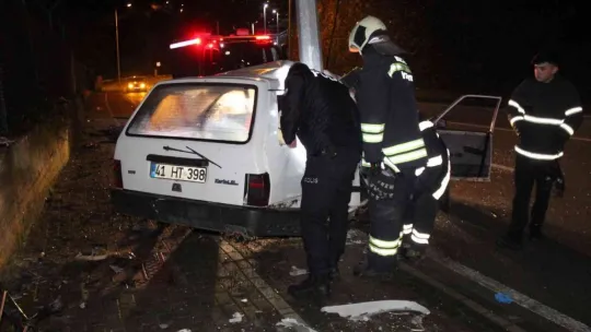 Önce duvara ardından aydınlatma direğine çarptı