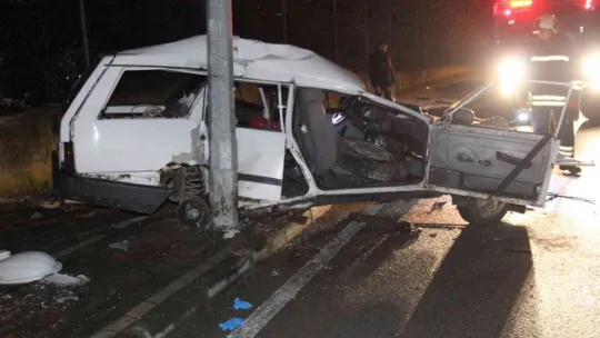 Önce duvara ardından aydınlatma direğine çarptı