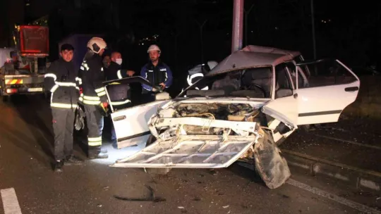 Önce duvara ardından aydınlatma direğine çarptı