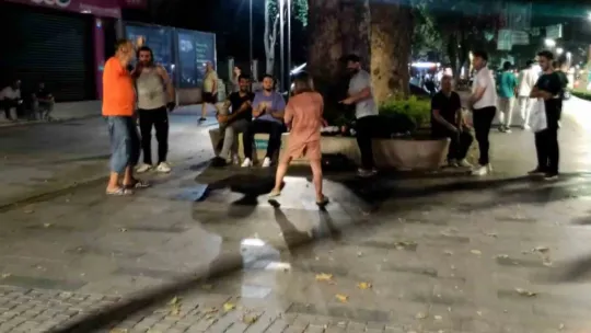 Önce izlediler sonra dayanamayıp dans ettiler