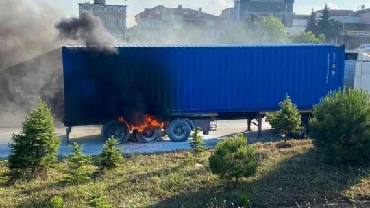 Önce lastiği patladı, sonra alev alev yandı