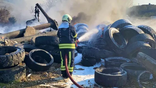 Onlarca iş makinesi lastiği alev alev yandı